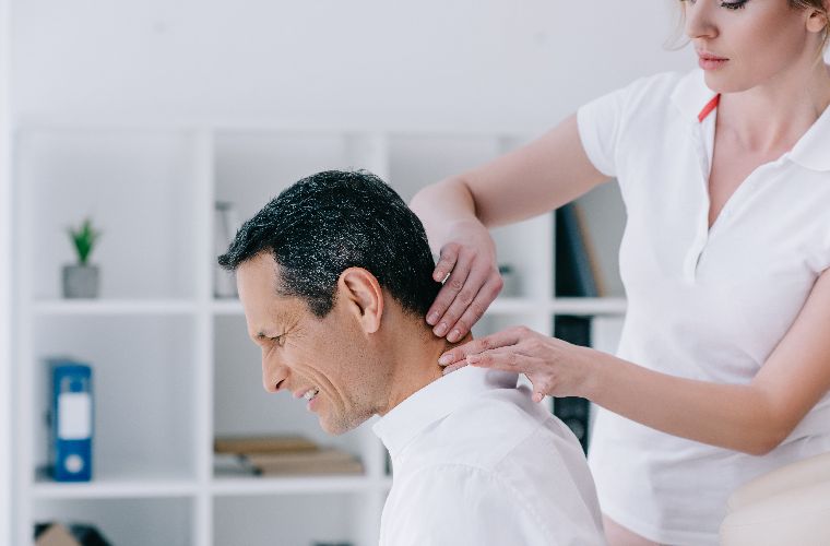 2006 should I see a chiropractor or physiotherapist for neck pain