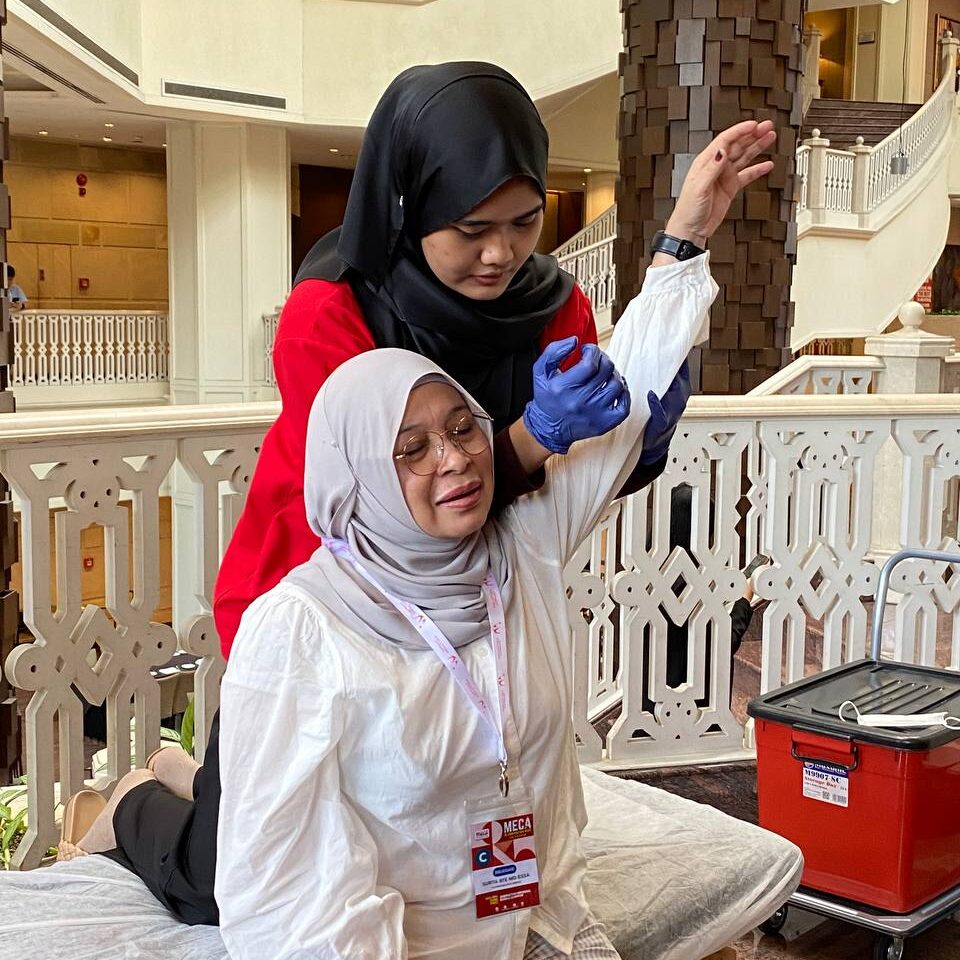 Frozen Shoulder Physiotherapy Treatment in Malaysia 2026: Symptoms, Exercises & Recovery 4 Frozen shoulder physiotherapy assessment and treatment