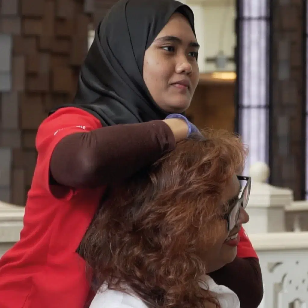 Fisioterapi Bukan Untuk Atlet Sahaja: 7 Situasi Bila Badan Anda Perlukan Penilaian 3 Physiotherapist Physiomobile menjalankan penilaian pergerakan bersama pelanggan