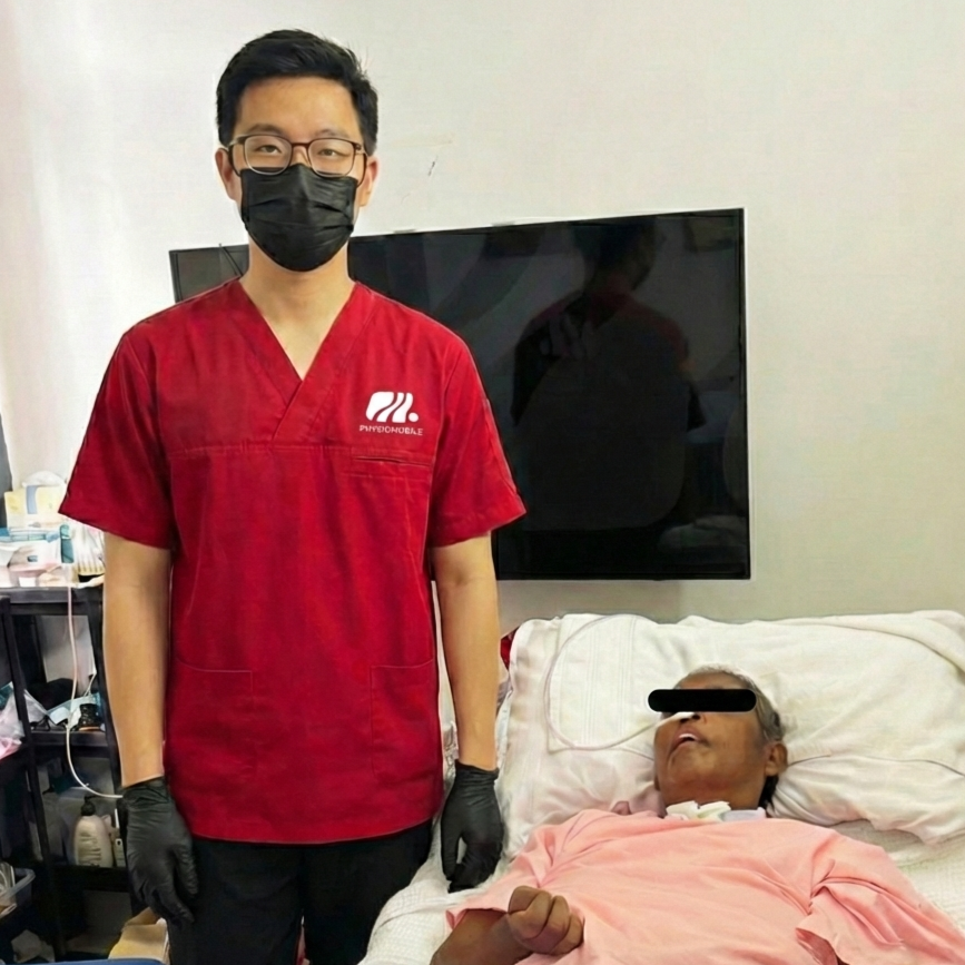 Fisioterapis Physiomobile menjalankan rawatan sakit lutut warga emas di rumah