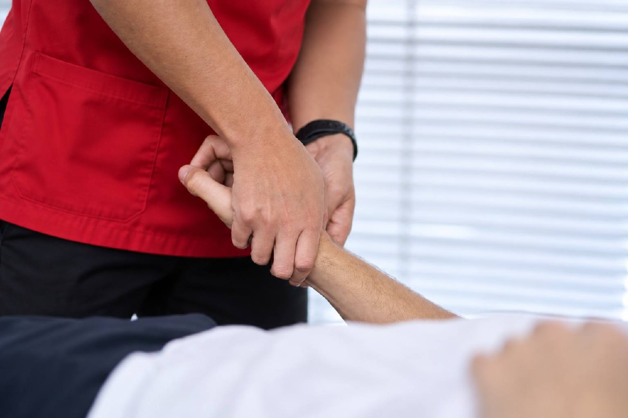 Sakit Pergelangan Tangan: Adakah Carpal Tunnel Syndrome? 2 Fisioterapis menilai pergerakan lengan dan pergelangan tangan pesakit