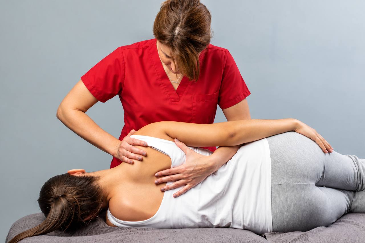 Sakit Bahu Akibat Dislocate: Apa Yang Fisioterapi Boleh Bantu? 2 Fisioterapis membantu pesakit melakukan rawatan manual dan pergerakan bahu secara terkawal